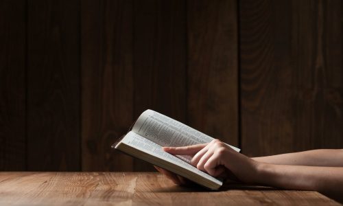 8 lý do thanh thiếu niên không đọc Kinh Thánh (& Những gì nên nói với các em)